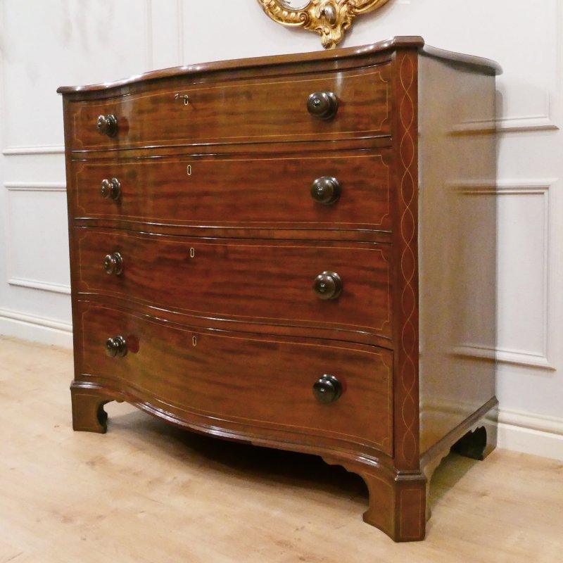 Georgian Mahogany Serpentine Fronted Chest of Drawers Attributed to Gillows - Image 2